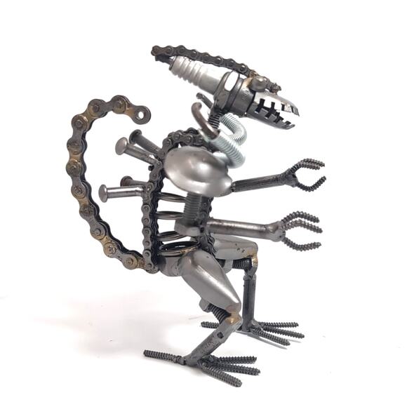 Alien 7" Tall Xenomorph Move Metal Sculpture model Scrap Steampunk Sculpture Art - Picture 2 of 6